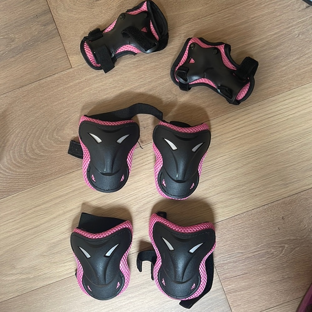 KNEE wrist and elbow pads for kids. rollerblading
